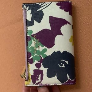 Kate spade small bifold wallet 💜🌺🌸